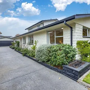 The Airport House Guest house